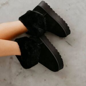 Very G Black Faux Fur Sherpa Boots